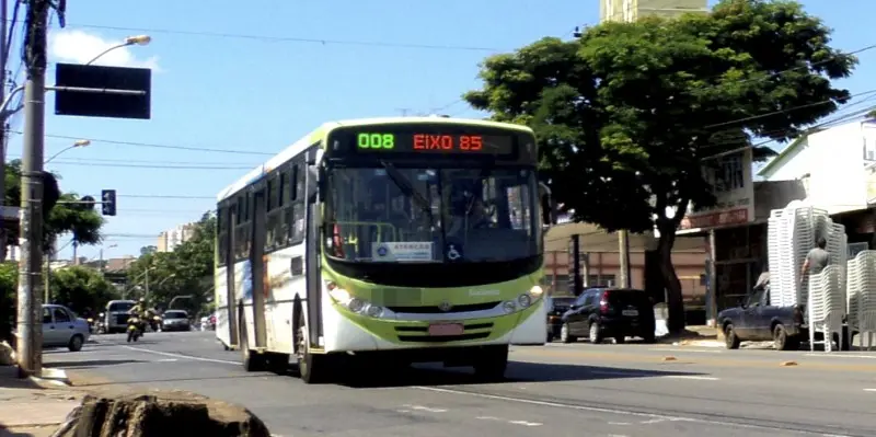 O fim da linha 185  (T. Isidória/Paço Municipal) pega usuários de surpresa