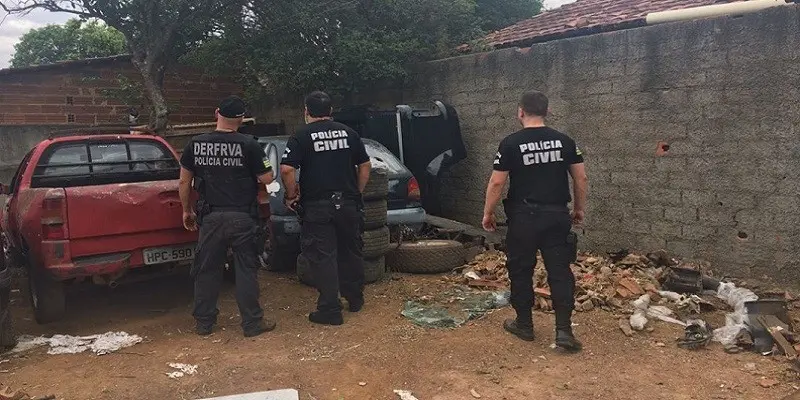 No local, foram apreendidos peças de uma camioneta modelo VW Amarok roubada no último dia 14 de setembro