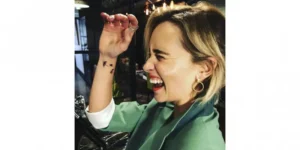 Deixou isso claro ao tatuar três pequenos dragões em pleno voo que carregará para sempre em seu pulso