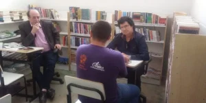 Na biblioteca da unidade penitenciária, detentos podem ler obras de Paulo Coelho, Augusto Cury e clássicos da literatura, por exemplo