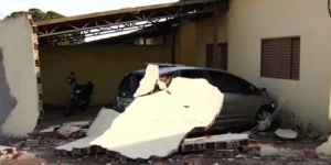 Segundo o morador da residência esta é a terceira vez que um carro invade sua casa
