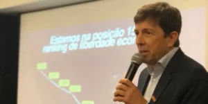 em solidariedade ao candidato Jair Bolsonaro, que sofreu um atentado ontem em Minas Gerais, a carreata e caminhada que João Amoêdo faria  foram suspensas