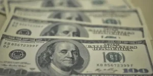 O Banco Central manteve a política cambial tradicional de swap cambial, sem efetuar ofertas extraordinárias de venda futura de dólar