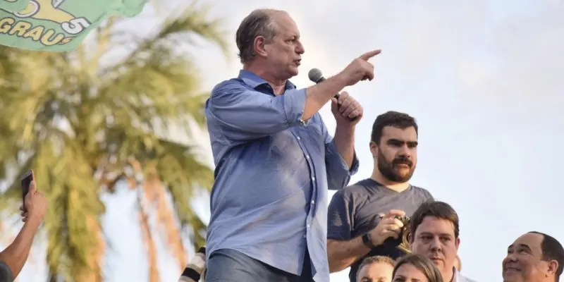Candidato 
ao Planalto pelo PDT fez caminhada na Avenida Universitária e se irritou quando um militante jogou uma camisa do Bolsonaro em seu trio elétrico