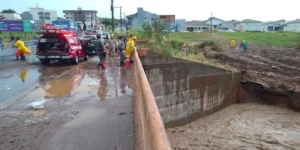 Os dois trabalhavam em uma obra no córrego Pirapitinga, quando uma tromba d'água chegou rapidamente, carregando-os rapidamente