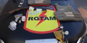 Além dos veículos, os policiais apreenderam uma arma longa calibre ponto 20, munições, maconha que seria destinada ao tráfico, cerca de 200 comprimidos de ecstasy