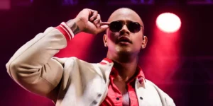 O cantor baiano traz para a capital o Baile da Santinha, show especial com um repertório cheio de grandes sucessos do cantor