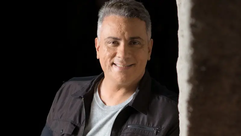 O goianiense se apresenta ao lado de Marcos César na bateria, Marcelo Dinelza e Leandro Carvalho no violão