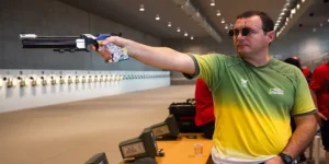 O carioca Júlio Almeida, de 48 anos, defendeu o Time Brasil no Mundial e levou o ouro na prova de Fogo Central