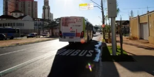 Com o decreto, os veículos serão liberados a usar os corredores de ônibus e as faixas preferenciais à direita