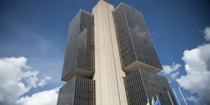 A taxa básica de juros é usada nas negociações de títulos públicos no Sistema Especial de Liquidação e Custódia (Selic) e serve de referência para as demais taxas da economia