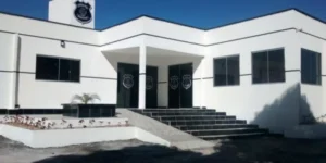 A jovem, que é cadeirante, tentava proteger a mãe de uma suposta agressão. Policiais afirmaram que a vítima estava embriagada no momento do crime