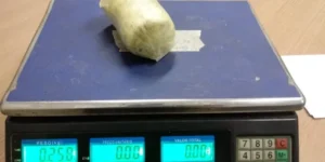 Mulher foi flagrada com 250 gramas de maconha que seria repassada para preso que cumpre pena na unidade