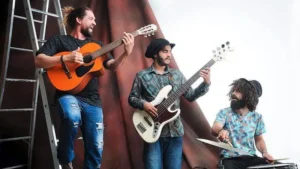 Com quatro anos de caminhada, a banda traz composições do rock, reggae e música brasileira em seu repertório