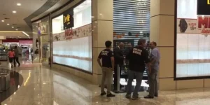 Os assaltantes que estavam fortemente armados entraram e saíram pelo estacionamento. Não houve feridos
