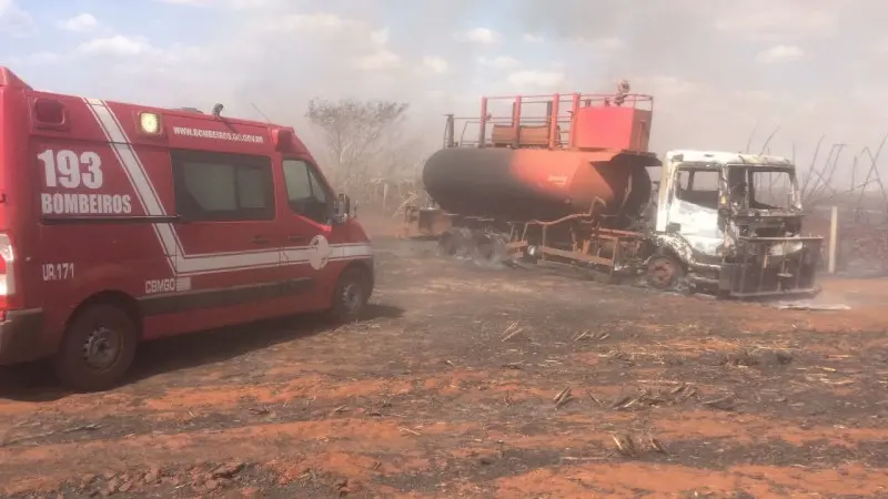 O combate ao incêndio, que durou cerca de sete horas, foi realizado com auxílio de tratores das usinas da região