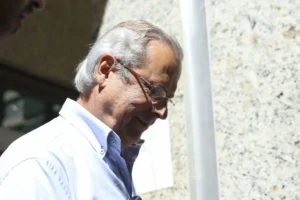 A pena do político é de 8 anos e 10 meses pelos crimes de corrupção e lavagem de dinheiro