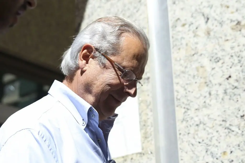 A pena do político é de 8 anos e 10 meses pelos crimes de corrupção e lavagem de dinheiro