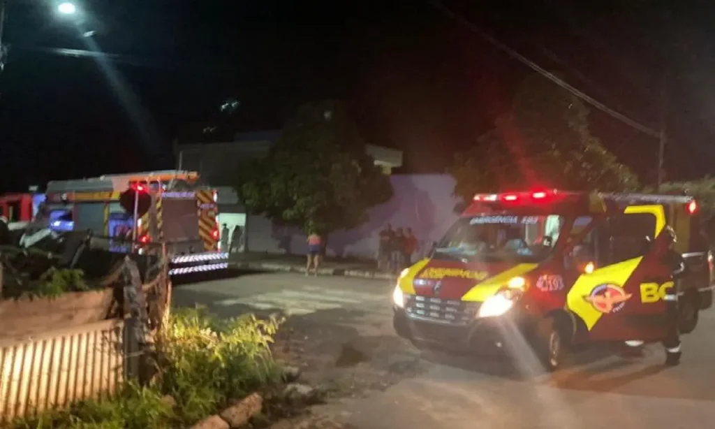 A corporação compareceu com uma unidade de regate e cinco bombeiros. Cerca de 500 litros de água foram gasto no controle do fogo, extinto rapidamente| Foto: Reprodução/ Corpo de Bombeiros