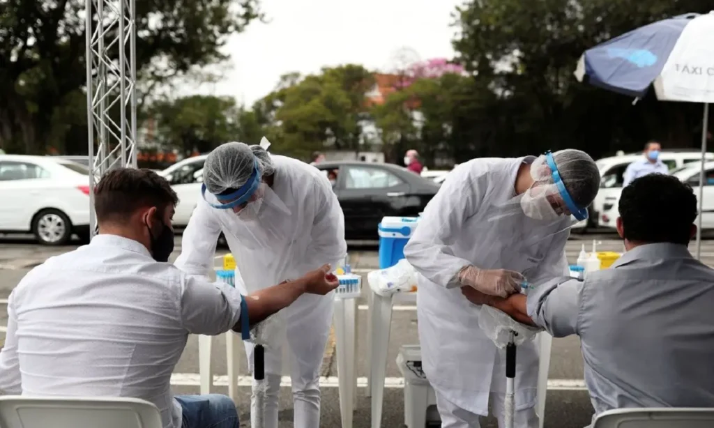 Estados com maior média móvel de mortes diárias registradas nessa quinta-feira foram São Paulo, Rio de Janeiro, Minas Gerais, Rio Grande do Sul e Paraná| Foto: Reprodução/ Amanda Perobelli/ Reuters