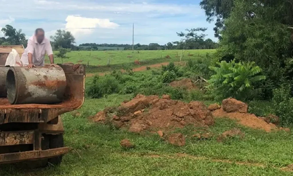 O político foi flagrado transportando material do município para fins pessoais/ Foto: reprodução