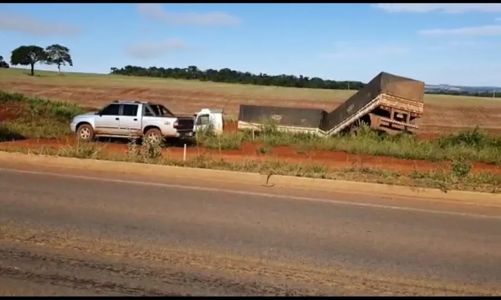 Um dos veículos invadiu a pista contrária, com o impacto, o automóvel ficou totalmente destruído | Foto: Reprodução