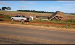 Um dos veículos invadiu a pista contrária, com o impacto, o automóvel ficou totalmente destruído | Foto: Reprodução