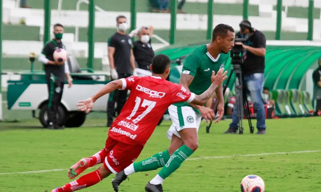 Zagueiro David Duarte quase ficou de fora do clássico e foi bastante elogiado por treinador após a vitória | foto: Rosiron Rodrigues / Goiás EC