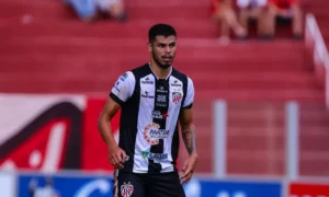Zagueiro retorna ao Jaraguá para sua quarta passagem; atleta atuou em catorze partidas na temporada 2020 pelo clube, marcando um gol | foto: Heber Gomes / AGIF