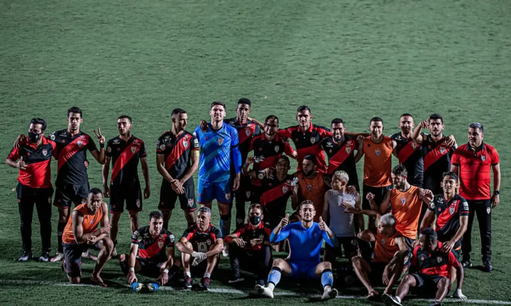 Elenco do Atlético Goianiense após a vitória sobre o Coritiba, na última rodada da Série A de 2020 | Foto: Heber Gomes