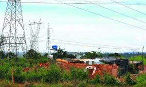 Moradores convivem com 345 quilowatts de potência por estarem embaixo de três circuitos de transmissão | Foto: Reprodução