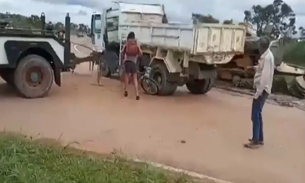 Guincho destombava veículo acidentado e quase vira tragégia| Foto: Reprodução