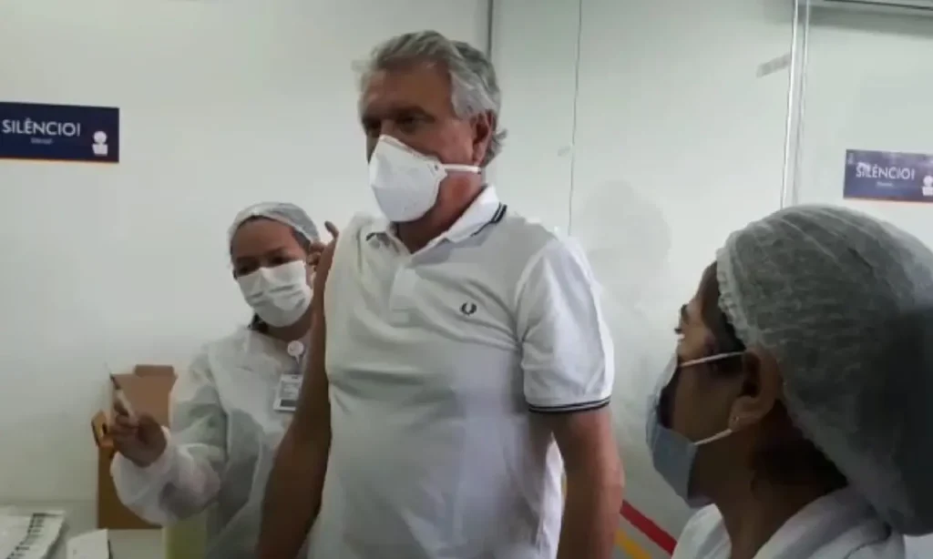 O governador de 71 anos integra grupo prioritário que começou a ser imunizado na Capital | Foto: divulgação/Gov