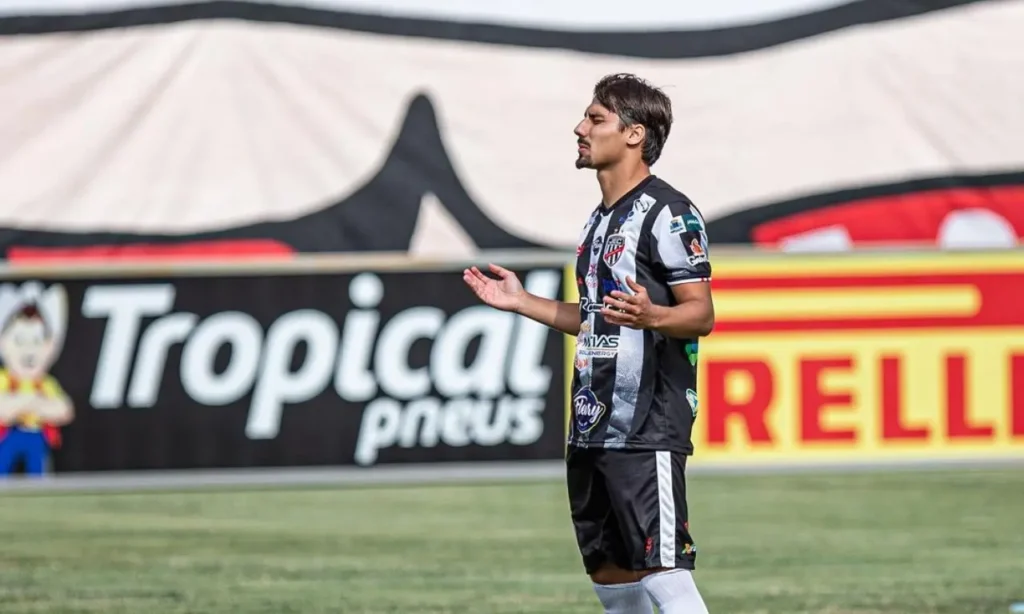 Volante Guilherme Borges destaca foco em jogo contra Manaus e que espera retornar a Jaraguá com a classificação | foto: Heber Gomes / AGIF