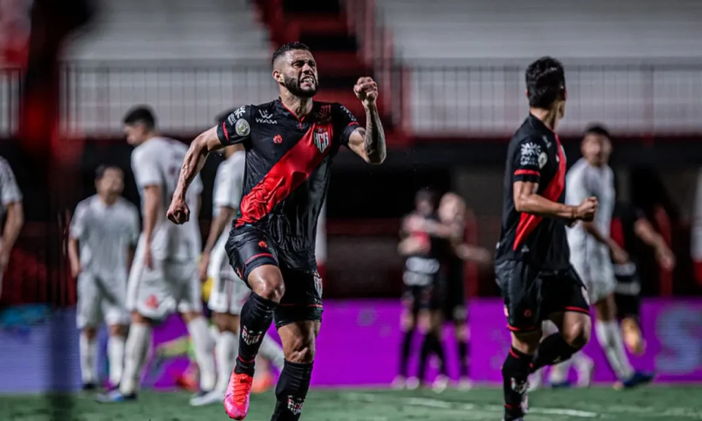 Wellington Rato marcou o primeiro gol do Atlético Goianiense no estádio Antônio Accioly na Série A | Foto: Heber Gomes