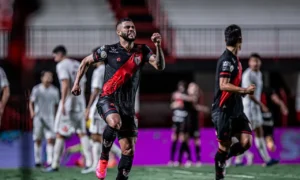 Wellington Rato marcou o primeiro gol do Atlético Goianiense no estádio Antônio Accioly na Série A | Foto: Heber Gomes