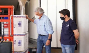 Governador Ronaldo Caiado (DEM) recebe mais de 129 mil doses enviadas pelo governo federal. | Foto: André Saddi