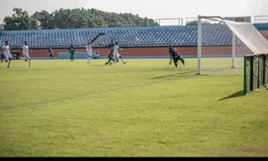 O atacante Vanílson, ex-Goianésia foi autor de três gols na classificação do Manaus para a segunda fase nacional | foto: Comunicação Manaus