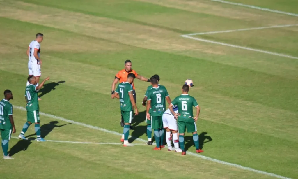Roberson antes de cobrar o pênalti e marcar o primeiro gol da partida | Foto: Paulo Marcos/ACG
