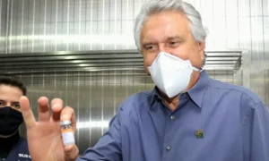 Mais de 44 mil goianos ainda não voltaram aos postos para tomar a segunda dose da vacina. Governador faz apelo para que todos fiquem atentos à data para retorno. | Foto Andre Saddi