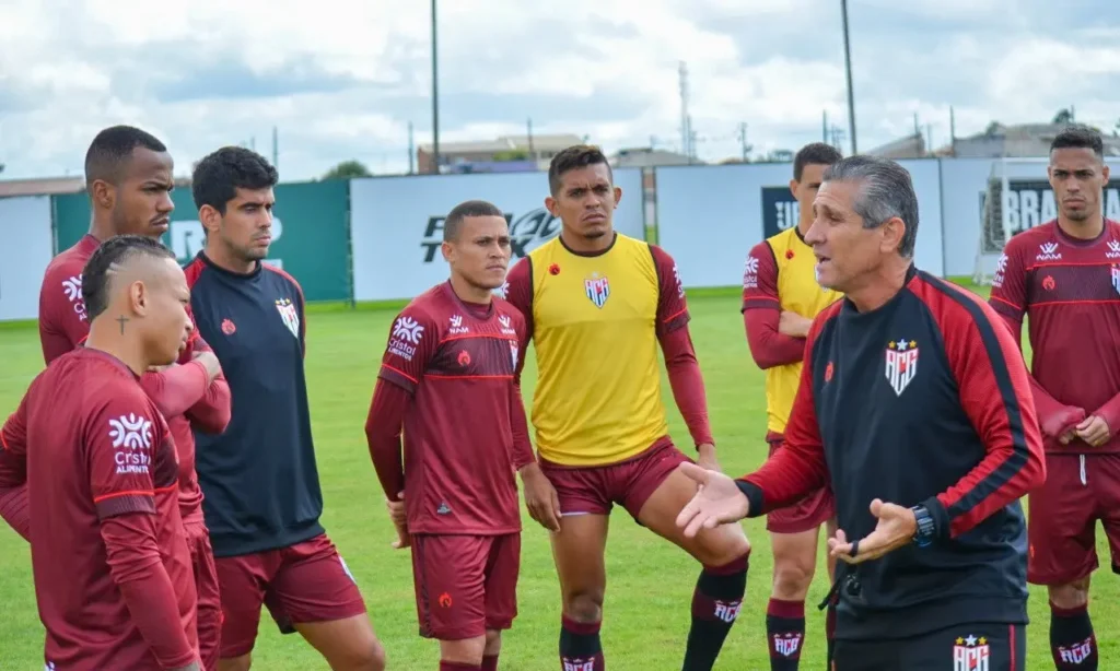 Jorginho conversando com o elenco após deixar Goiânia para decisão em Santa Catarina | Foto: Comunicação/ACG