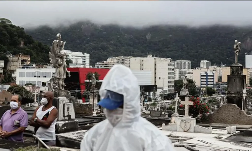 Pandemia ainda está em fase crítica na América do Sul, que colabora para que o número de óbitos continue crescendo rapidamente | Foto: Jonathan Alpeyrie