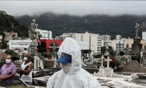 Pandemia ainda está em fase crítica na América do Sul, que colabora para que o número de óbitos continue crescendo rapidamente | Foto: Jonathan Alpeyrie