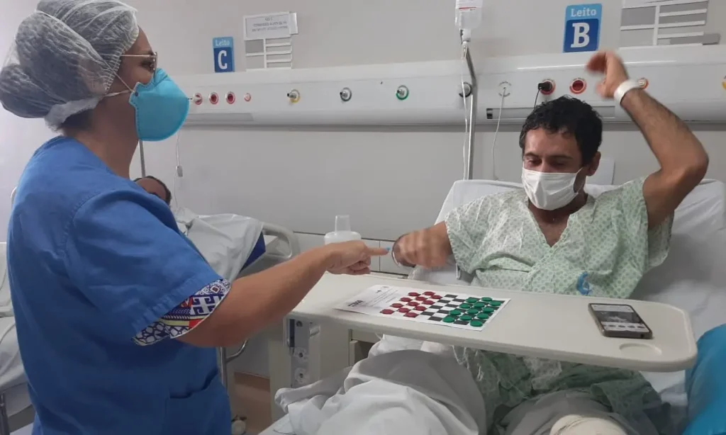 Ação realizada no hospital tem idealização superativa e, através de tabuleiros recebidos, pacientes podem passar o tempo de recuperação | Foto: Reprodução