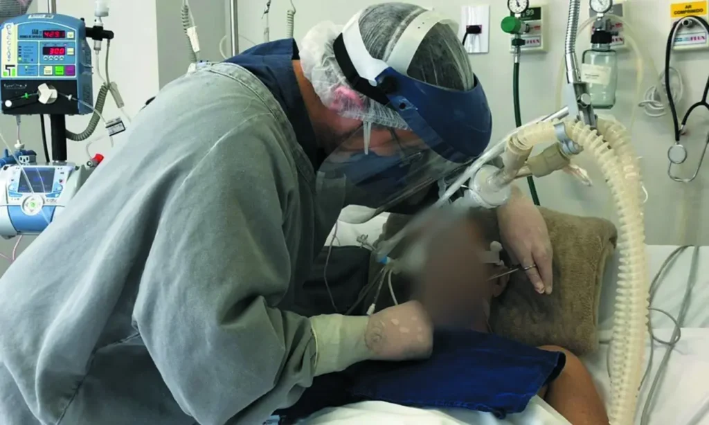 Profissionais destacam que a boca é um local onde há um acúmulo de bactérias e que o acompanhamento visa combater que elas se alastram e causam infecções, que podem agravar o problema do paciente e até levá-lo à morte | Foto: Reprodução