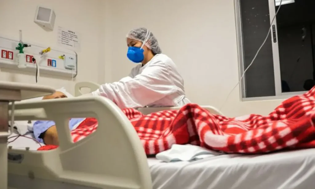 Denise Pires está entre os inúmeros trabalhadores da linha de frente que lidam diariamente e exaustivamente em combate à pandemia da Covid-19 | Foto: divulgação
