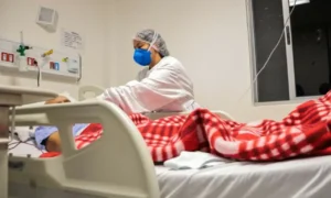 Denise Pires está entre os inúmeros trabalhadores da linha de frente que lidam diariamente e exaustivamente em combate à pandemia da Covid-19 | Foto: divulgação