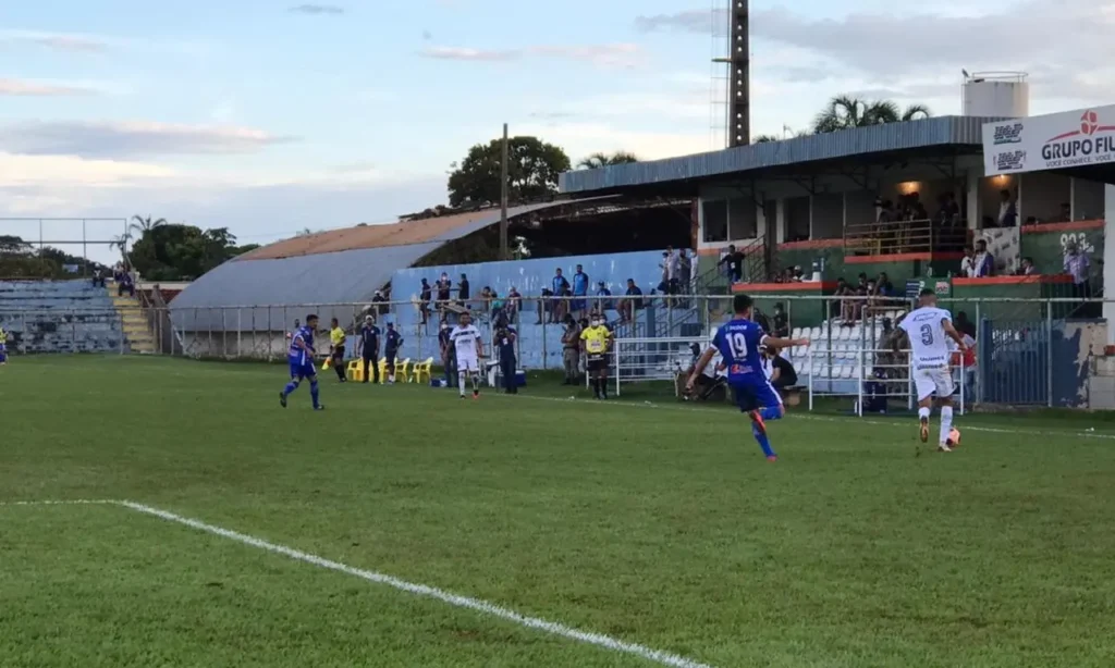 No Valdeir José de Oliveira, o Goiás saiu na frente, mas tomou o empate do Goianésia e deixou a confirmação da classificação para a última rodada | Foto: Adria Lima/Goianésia EC