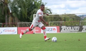 Depois de quatro jogos de suspensão, o meia Alan Mineiro volta a ser relacionado no Vila Nova  | Foto: Douglas Monteiro/Vila Nova FC