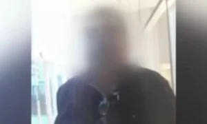 Em vídeo, homem profere várias palavras de baixo calão contra funcionária, que não abriu a garagem, porque ele não quis se identificar | Foto: reprodução/rede social